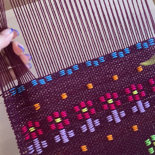 Teje flores con la técnica del brocado